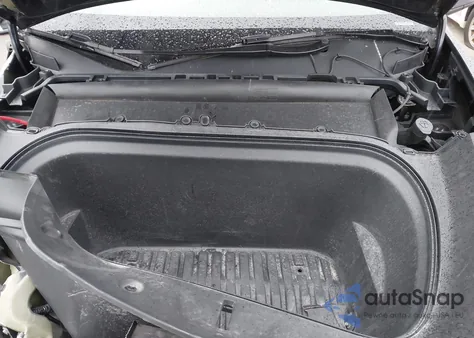 2024 Tesla Model Y Long Range Dual Motor All-Wheel Drive z USA, uszkodzony, nr VIN 7SAYGDEE9RA265508